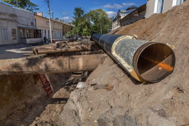 Odessa, Ukrayna - 29 Eylül 2016: Temelli onarım ve değiştirme büyük kentsel ısı boru. Eski paslı değiştirme ve sızan su boruları. Ortak belediye hizmetlerinin mühendislik yeni teknolojiler