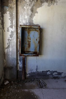 Eski kırık geçiş panosunda tahrip üretim tesisi iç. Elektrik Santral kırık, sökülüp, yağmaladılar. Kırık eski kalkan, ekipman operasyon kontrol paneli