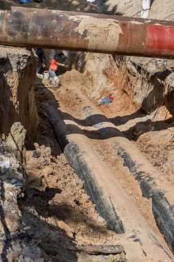 Odessa, Ukrayna - 29 Eylül 2016: Temelli onarım ve değiştirme büyük kentsel ısı boru. Eski paslı değiştirme ve sızan su boruları. Ortak belediye hizmetlerinin mühendislik yeni teknolojiler