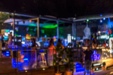 Küçük bir restoranın içi bulanık bir arka plan. Bokeh Kafe 'nin içini sıcak koyu renklerle bulanıklaştırmış. Yaratıcı moda tasarımı için arka plan olarak. Restoran, kafeterya arka planı çok güzel bulanık.