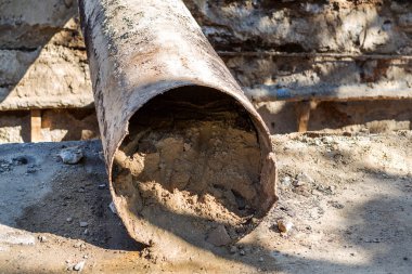 Odessa, Ukrayna - 29 Eylül 2016: Temelli onarım ve değiştirme büyük kentsel ısı boru. Eski paslı değiştirme ve sızan su boruları. Ortak belediye hizmetlerinin mühendislik yeni teknolojiler