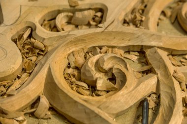 Ağaç işleme. Doğrama işleri. Oymacılığı. Woodcarver, ahşap arka plan yakın çekim araçlarda işyeri. Arka plan halk el sanatları kullanın. Ahşap oyma