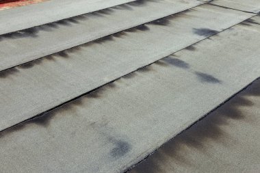 Varna, Bulgaristan - 20 Haziran 2017: yalıtım malzemesi onarım sırasında köprünün karayolu su yalıtımı, çatı kaplama, inşaat site yükler rulo, inşaat işçisi. Membran su yalıtımı kaynak sırasında alev