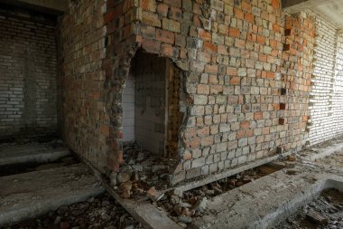 Terk edilmiş bir idari binanın iç. Bir endüstriyel fabrika iç kalıntıları. Eski bir merdiven beton, kalıntıları, çöp ve çamur, koridor duvarları bir bitmemiş office iş merkezinin Odessa mahvetti