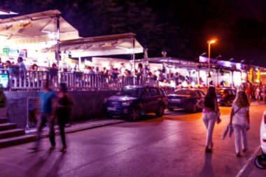 Küçük bir restoranın içi bulanık bir arka plan. Bokeh Kafe 'nin içini sıcak koyu renklerle bulanıklaştırmış. Yaratıcı moda tasarımı için arka plan olarak. Restoran, kafeterya arka planı çok güzel bulanık.