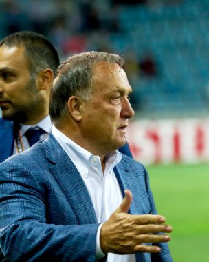 Odessa, Ukrayna - 15 Eylül 2016: Uefa Avrupa Ligi grup aşamasında Zarya Lugansk - Fenerbahçe Istanbul-Turtsiya.1: 1. Direktör Fenerbahçe Dirk Advocaat futbol sahasına, ısınma oyuncular sırasında