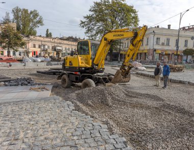 Odessa, Ukrayna - 29 Eylül 2016: kentsel Sistemleri Mühendislik derin hendek yarar kazdık. Alarm sistemi kentsel sıhhi tesisat ve Isıtma. Hendek rusty ile dolu pis su boru hattından patlak verdi. Onarım iş Metro araçları