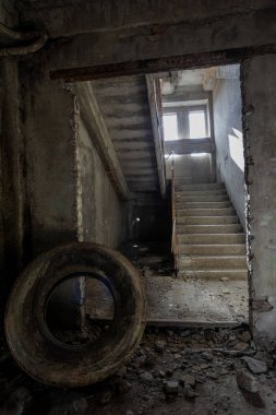 Terk edilmiş bir idari binanın iç. Bir endüstriyel fabrika iç kalıntıları. Eski bir merdiven beton, kalıntıları, çöp ve çamur, koridor duvarları bir bitmemiş office iş merkezinin Odessa mahvetti