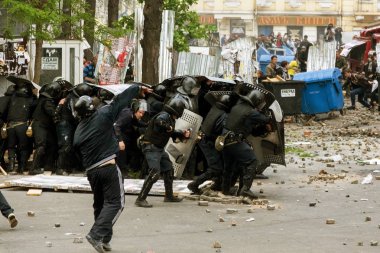 Odessa, Ukrayna - 2 Mayıs, 2014: trajik kurban, ölüm, insanları; sefer Odesa'da büyük huzursuzluk sırasında yaralandı. Kulikovo alan, sendikaların evi. Polis cordon sokak ayaklanmaları polis çalışmasının