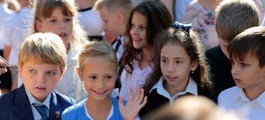 Odessa, Ukrayna - 1 Eylül 2016: ilkokul çocuklarının ve Öğretmenler sınıfta. İlk-greyder okulda çalışma. Okulun ilk günü, Eylül, bilgi gün, ilk okula gidin çocuklar. Okul festivali bilgi