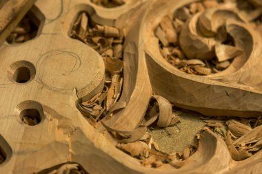 Ağaç işleme. Doğrama işleri. Oymacılığı. Woodcarver, ahşap arka plan yakın çekim araçlarda işyeri. Arka plan halk el sanatları kullanın. Ahşap oyma