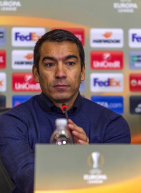 Odessa, Ukrayna - 3 Kasım 2016: Uefa Avrupa Ligi. FC Zarya (Lugansk) Feyenoord (Rotterdam) Hollanda kabul eder. Basın toplantısı Feyenoord Giovanni van Bronckhorst Teknik Direktörü. 1:1