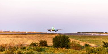 Varna, Bulgaristan - 25 Temmuz 2016: Hızlı sivil yolcu uçağı yere gökyüzü açılış. Uçak modu Varna Havaalanına iniş içinde ayar güneş ışınlarının