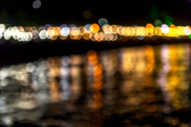 Parlak ışıklar lambalar sahne yaz sanat Cafe açık alan yaz tatil beldesi, bulanıklık. Yaratıcı tasarım tebrik kartı için arka plan. Restoran, kahvehane ile güzel arka plan bulanıklık