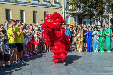 Odessa, Ukrayna -10 Eylül 2016: şehir gün festival Dragon Dance. Japon samuray Club genç çocuklar onların sanat göster