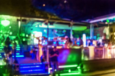 Küçük bir restoranın içi bulanık bir arka plan. Bokeh Kafe 'nin içini sıcak koyu renklerle bulanıklaştırmış. Yaratıcı moda tasarımı için arka plan olarak. Restoran, kafeterya arka planı çok güzel bulanık.