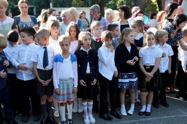 Odessa, Ukrayna - 1 Eylül 2016: ilkokul çocuklarının ve Öğretmenler sınıfta. İlk-greyder okulda çalışma. Okulun ilk günü, Eylül, bilgi gün, ilk okula gidin çocuklar. Okul festivali bilgi