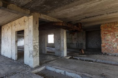 Terk edilmiş bir idari binanın iç. Bir endüstriyel fabrika iç kalıntıları. Eski bir merdiven beton, kalıntıları, çöp ve çamur, koridor duvarları bir bitmemiş office iş merkezinin Odessa mahvetti