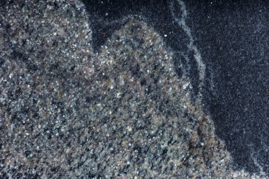 Granit doku arka plan için. Doğal granit yüzey deseni arka plan olarak. Taş duvar doğal granit, soyut yüzey çakıl kaya arka plan ile. Doğal taş mimari dekorasyon için siyah ve gri noktalar ile tedavi.