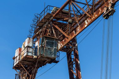 Eski paslı terk edilmiş binada portal vinç paslı raylar üzerinde. Terk edilmiş konteyner yükleme boşaltma inşaat ambar. Ölü Zona. Mezarlık Çernobil, Pripyat, Ukrayna mühendislik; Bölge nükleer felaket