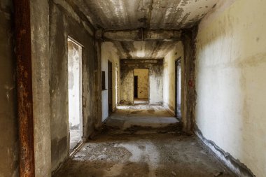 Terk edilmiş bir idari binanın iç. Bir endüstriyel fabrika iç kalıntıları. Eski bir merdiven beton, kalıntıları, çöp ve çamur, koridor duvarları bir bitmemiş office iş merkezinin Odessa mahvetti
