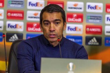 Odessa, Ukrayna - 3 Kasım 2016: Uefa Avrupa Ligi. FC Zarya (Lugansk) Feyenoord (Rotterdam) Hollanda kabul eder. Basın toplantısı Feyenoord Giovanni van Bronckhorst Teknik Direktörü. 1:1