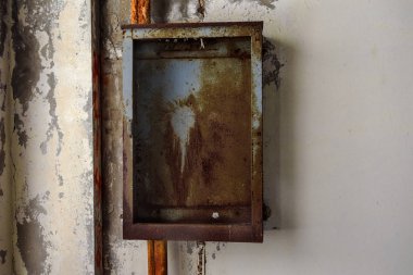 Eski kırık geçiş panosunda tahrip üretim tesisi iç. Elektrik Santral kırık, sökülüp, yağmaladılar. Kırık eski kalkan, ekipman operasyon kontrol paneli