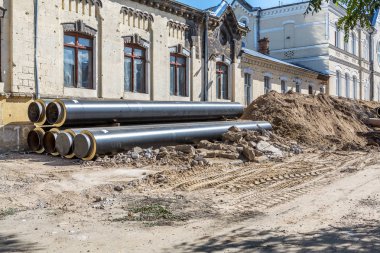 Odessa, Ukrayna - 29 Eylül 2016: Temelli onarım ve değiştirme büyük kentsel ısı boru. Eski paslı değiştirme ve sızan su boruları. Ortak belediye hizmetlerinin mühendislik yeni teknolojiler