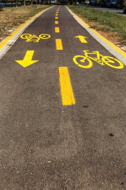Şehir parkındaki bisiklet yolu sdvustoronnim bisikletçilerinde bisiklet tabelası. Sağlıklı bir yaşam tarzı. Donanımlı raylar bisiklet doğa yürüyüşlerini sever.
