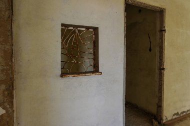 Terk edilmiş bir idari binanın iç. Bir endüstriyel fabrika iç kalıntıları. Eski bir merdiven beton, kalıntıları, çöp ve çamur, koridor duvarları bir bitmemiş office iş merkezinin Odessa mahvetti