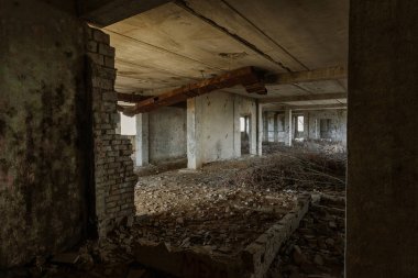 Terk edilmiş bir idari binanın iç. Bir endüstriyel fabrika iç kalıntıları. Eski bir merdiven beton, kalıntıları, çöp ve çamur, koridor duvarları bir bitmemiş office iş merkezinin Odessa mahvetti
