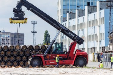 Varna, Bulgaristan - 20 Haziran 2017: Gaz boruları büyük çaplı Varna, Güney akım için hazır. Vinç makineleri için deniz yatağı üzerinde döşeme için gaz boruları yükler. Güney Akım proje ortadan kaldırılması