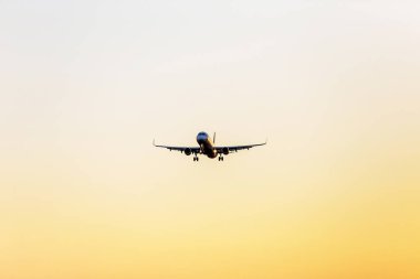 Varna, Bulgaristan - 25 Temmuz 2016: Hızlı sivil yolcu uçağı yere gökyüzü açılış. Uçak modu Varna Havaalanına iniş içinde ayar güneş ışınlarının