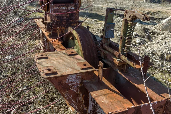 Velho Guindaste Pórtico Edifício Abandonado Enferrujado Trilhos Enferrujados Abandonado Armazém — Fotografia de Stock