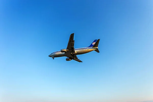 Varna Bulgaria Juli 2016 Ein Ziviles Passagierflugzeug Landet Kurz Himmel — Stockfoto