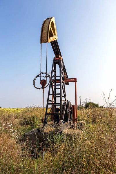 Piccolo Derrick Petrolifero Privato Pompa Olio Sul Campo Vecchio Impianto — Foto Stock