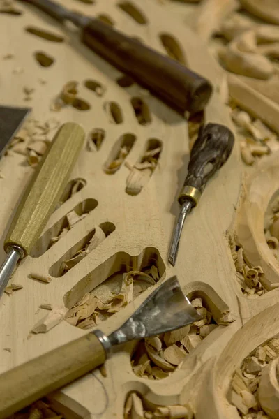 细木工工程 工作场所的木雕 工具上的木背景特写镜头 用作背景民间工艺品 — 图库照片