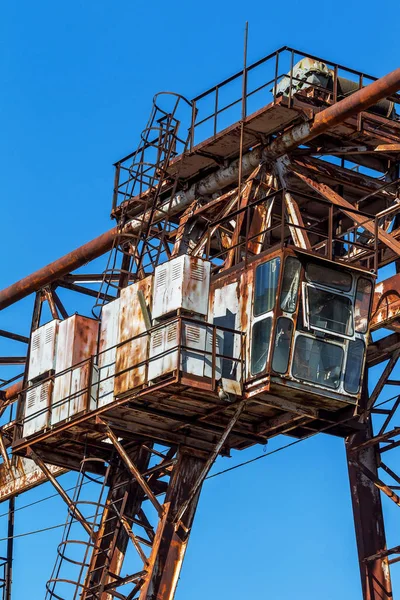 Starý Rezavý Dostavali Portálový Jeřáb Rezavé Kolejnice Opuštěné Kontejner Načítání — Stock fotografie