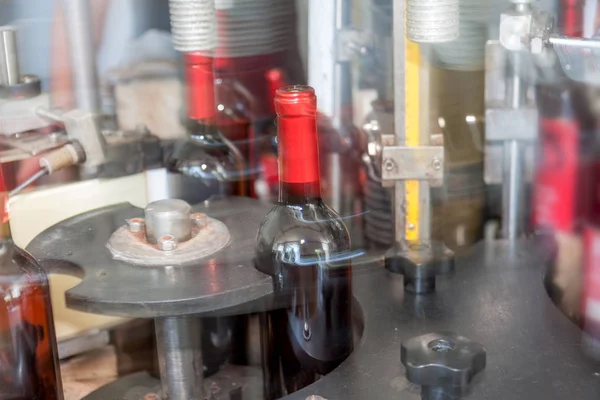 Production Bande Transporteuse Industrielle Dans Cave Avec Des Bouteilles Verre — Photo