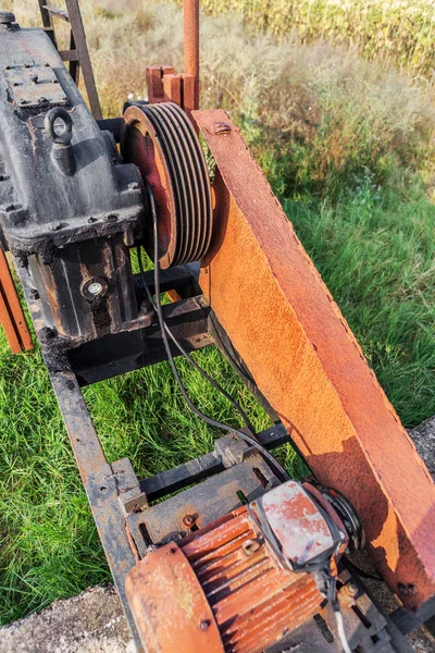 Παλιά Εξέδρα Άντλησης Πετρελαίου Φθαρμένων Εξοπλισμού Παλιό Κινητήρα Κίνησης Ιμάντα — Φωτογραφία Αρχείου