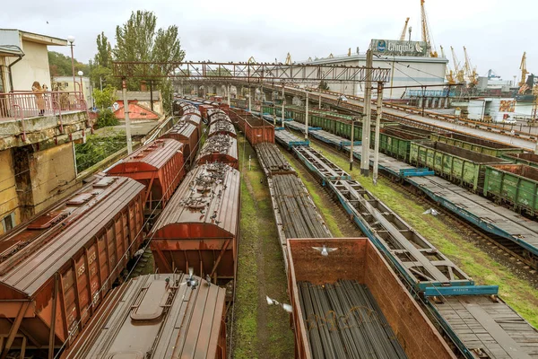 オデッサ ウクライナ 2016 分岐駅での貨物列車 鉄道輸送 鉄道サイロ穀物およびトウモロコシ カバー穀物サイロで空腹のハトの群れ — ストック写真