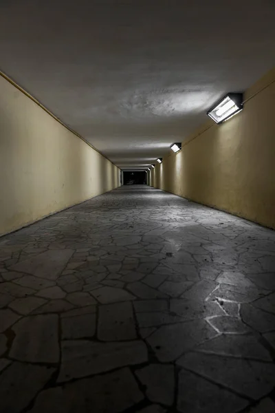 空地下通道隧道 隧道尽头的斯韦特夫 作为创意设计的抽象背景 有趣的垃圾 时尚和魅力 — 图库照片