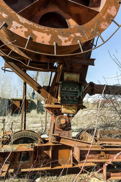 被毁制造工厂内部的旧坏总机 破碎的 拆卸的 被掠夺的电气总机 破碎的旧盾 设备操作控制面板 — 图库照片