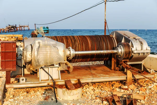 Velho Enferrujado Água Salgada Lubrificada Transporte Guincho Cabo Metal Construção — Fotografia de Stock