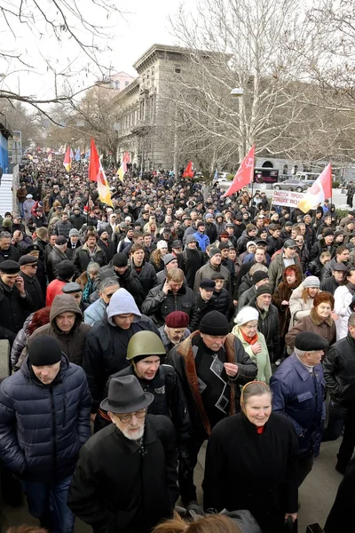 Odessa, Ukrayna - 23 Şubat 2014: İnsanlar ilkesi üzerinde devlet Ukrayna silahlı devrim sırasında gösterdiği sivil barışçıl protesto oldu. Sokaklarda mitingde göstericiler sütunun hareketi