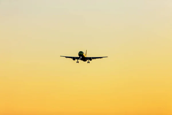 Varna Bulgaria July 2016 Quick Civilian Passenger Plane Sky Landing — Stock Photo, Image