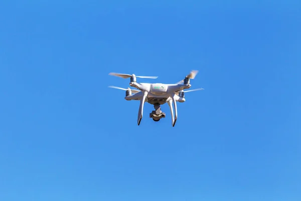 Quadrocopter 無人カメラは明るい青空市都市建物の背景の上に置いた 近代的な技術の写真とビデオの全景を撮影します Gps とプロフェッショナル炭素ドローン — ストック写真
