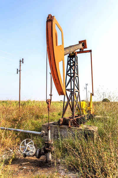 Piccolo Derrick Petrolifero Privato Pompa Olio Sul Campo Vecchio Impianto — Foto Stock