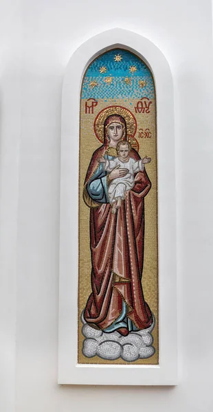 美丽的现代陶瓷基督教东正教马赛克的门面的小农村教堂 圣母玛利亚与孩子 上帝的母亲 耶稣基督 — 图库照片