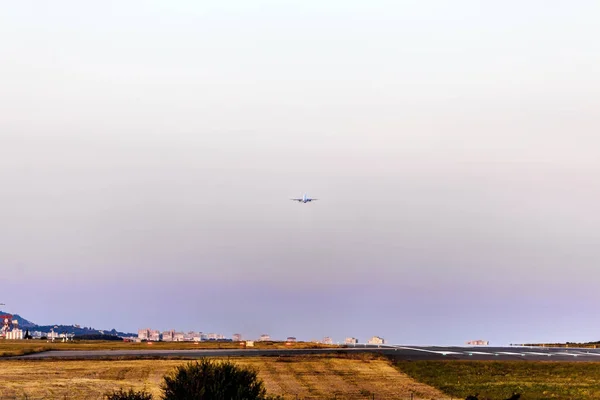 Varna Bulgaria July 2016 Quick Civilian Passenger Plane Sky Landing — Stock Photo, Image